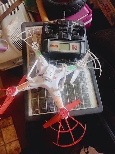 pantalone butiku ali: Kvadrikopter sa daljinskim upravljačem 2.4 GHz - Četiri rotora na lalafo.rs — 2 pantalone butiku ali: Kvadrikopter sa daljinskim upravljačem 2.4 GHz - Četiri rotora — 2