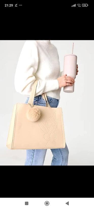 Ova uniseks torba bež boje odlikuje se diskretnim utisnutim likom na lalafo.rs — 4 Ova uniseks torba bež boje odlikuje se diskretnim utisnutim likom — 4