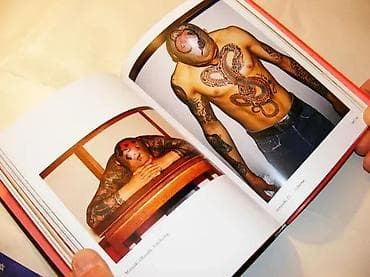 Tattoos Henk Schiffmacher, Burkhard RiemschneiderTRUE LOVETASCHEN na lalafo.rs Tattoos Henk Schiffmacher, Burkhard RiemschneiderTRUE LOVETASCHEN