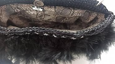 Elegantna ručno heklana crna torba sa perjem i bisernim lancem Ova na lalafo.rs — 2 Elegantna ručno heklana crna torba sa perjem i bisernim lancem Ova — 2