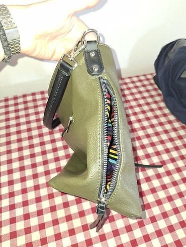 Torba preko ramena – maslinasto zelena, sa šarenom prugastom postavom na lalafo.rs Torba preko ramena – maslinasto zelena, sa šarenom prugastom postavom