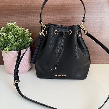 Original Michael Kors torba Nova,bez etikete Crna sa logom, drawstring na lalafo.rs — 8 Original Michael Kors torba Nova,bez etikete Crna sa logom, drawstring — 8