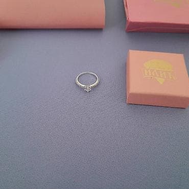 Nov elegantan srebrni prsten sa belim cirkonom 17 mm verenički Prelep na lalafo.rs — 9 Nov elegantan srebrni prsten sa belim cirkonom 17 mm verenički Prelep — 9