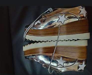 Moderne cipele sa platformom u upečatljivoj srebrnoj boji, sa na lalafo.rs — 2 Moderne cipele sa platformom u upečatljivoj srebrnoj boji, sa — 2