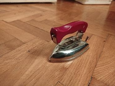 Mala dekorativna ukrasna pegla na lalafo.rs Mala dekorativna ukrasna pegla