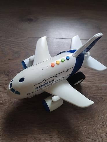 Igračka avion PLANE BUS 720A - Plastični avion sa oznakama „PLANE BUS na lalafo.rs Igračka avion PLANE BUS 720A - Plastični avion sa oznakama „PLANE BUS