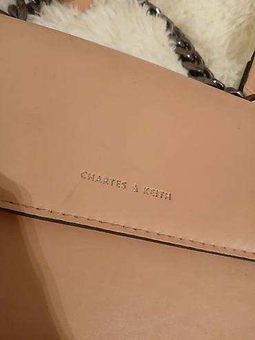 Charles & Keith ženska torba preko ramena u puder‑roze boji. - na lalafo.rs — 2 Charles & Keith ženska torba preko ramena u puder‑roze boji. - — 2