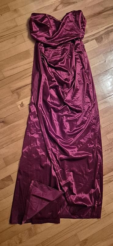Duga elegantna haljina u grimiznoj boji. - Kroj: slip/satenski izgled at lalafo.rs — 4 Duga elegantna haljina u grimiznoj boji. - Kroj: slip/satenski izgled — 4