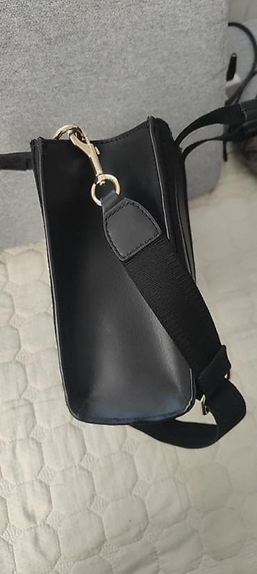 Crna Tommy Hilfiger torba modernog dizajna, pogodna za svakodnevnu na lalafo.rs — 4 Crna Tommy Hilfiger torba modernog dizajna, pogodna za svakodnevnu — 4