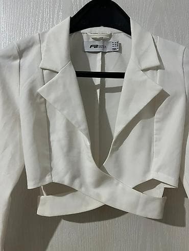 kom sa etiketom: Beli kratki sako – FB Sister - Model: cropped sako sa dugim rukavima at lalafo.rs — 2 kom sa etiketom: Beli kratki sako – FB Sister - Model: cropped sako sa dugim rukavima — 2