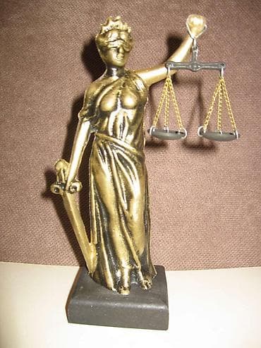 stalaze i police: Dekorativna figura Justicije (boginja pravde) na zlatnom postolju ili at lalafo.rs — 2 stalaze i police: Dekorativna figura Justicije (boginja pravde) na zlatnom postolju ili — 2
