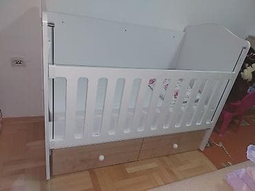 Drvena bebi krevetac sa fiokama i spuštajućom stranom - Materijal na lalafo.rs — 3 Drvena bebi krevetac sa fiokama i spuštajućom stranom - Materijal — 3
