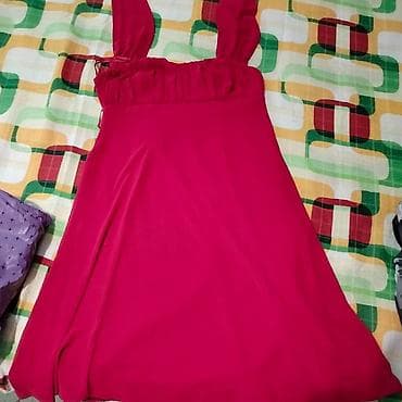 dve suknje po: Ženska haljina u jarko crvenoj boji. - Kroj: A-linija, blago lepršava at lalafo.rs — 2 dve suknje po: Ženska haljina u jarko crvenoj boji. - Kroj: A-linija, blago lepršava — 2