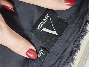 Lagana teget bluzica,im Alep detalj oko vrata. Pogledajte i ostale na lalafo.rs — 4 Lagana teget bluzica,im Alep detalj oko vrata. Pogledajte i ostale — 4