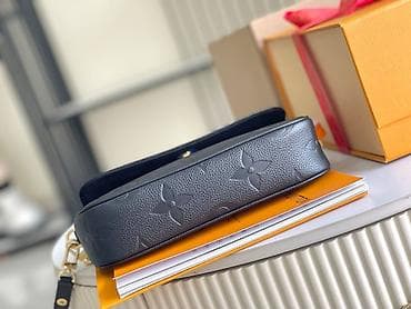 dve suknje po: Crna kožna torbica sa reljefnim Monogram uzorkom. Kompaktnog na lalafo.rs — 3 dve suknje po: Crna kožna torbica sa reljefnim Monogram uzorkom. Kompaktnog — 3