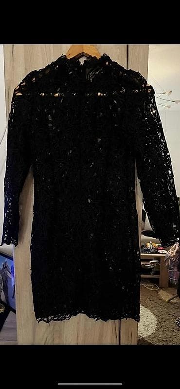 Crna čipkana haljina sa dugim rukavima, ravnog kroja do iznad kolena na lalafo.rs — 2 Crna čipkana haljina sa dugim rukavima, ravnog kroja do iznad kolena — 2