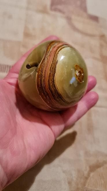 Dekorativni stoni sat u obliku jabuke od prirodnog oniksa - na lalafo.rs — 2 Dekorativni stoni sat u obliku jabuke od prirodnog oniksa - — 2