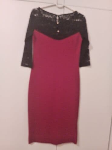 Elegantna haljina u dvobojnoj kombinaciji: bordo telo i crni čipkani na lalafo.rs Elegantna haljina u dvobojnoj kombinaciji: bordo telo i crni čipkani