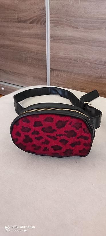 Pojasna torbica Big Leon, kao nova.
18cm X 10cm X 5cm at lalafo.rs — 1 Pojasna torbica Big Leon, kao nova.
18cm X 10cm X 5cm — 1