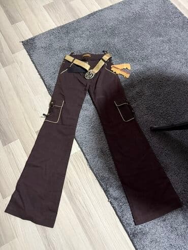 Braon karirane pantalone sa zvonastim nogavicama i kargo detaljima - na lalafo.rs Braon karirane pantalone sa zvonastim nogavicama i kargo detaljima -