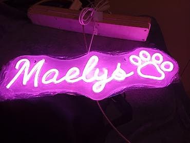 Ormari: LED neonski natpis “Maelys” sa motivom otiska šape. - Boja svetla na lalafo.rs — 1 Ormari: LED neonski natpis “Maelys” sa motivom otiska šape. - Boja svetla — 1