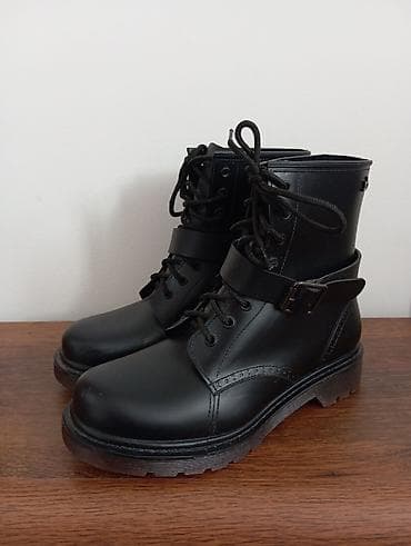 Crne kožne čizme sa pertlama i kaišem - Materijal: glatka crna koža - na lalafo.rs — 1 Crne kožne čizme sa pertlama i kaišem - Materijal: glatka crna koža - — 1