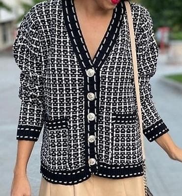 Dzemper, nov, standardna velicina. oversized model. Cena 1800 din na lalafo.rs — 1 Dzemper, nov, standardna velicina. oversized model. Cena 1800 din — 1