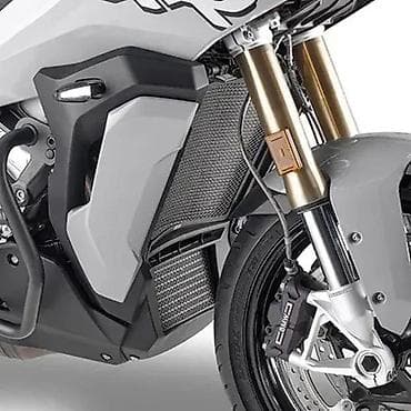 Predstavljeni su prednji deo motocikla sa vidljivim elementima at lalafo.rs Predstavljeni su prednji deo motocikla sa vidljivim elementima