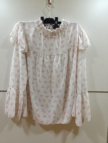 zenske broj: Elegantna ženska bluza, bele boje sa diskretnim cvetnim dezenom u roze at lalafo.rs — 3 zenske broj: Elegantna ženska bluza, bele boje sa diskretnim cvetnim dezenom u roze — 3