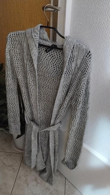 Ženski pleteni kardigan sa kapuljačom – sivi - Materijal na lalafo.rs — 1 Ženski pleteni kardigan sa kapuljačom – sivi - Materijal — 1