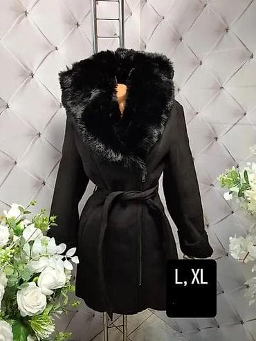 Elegantan ženski kaput sa bogatom krznenom kragnom i pojasom za na lalafo.rs Elegantan ženski kaput sa bogatom krznenom kragnom i pojasom za