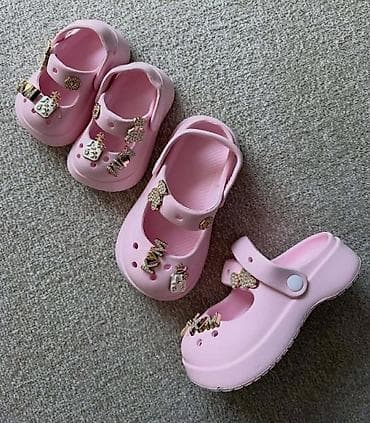 Kids' Footwear: Dečije klompe/sandale – ružičaste i bele, sa ukrasnim bedževima - at lalafo.rs — 2 Kids' Footwear: Dečije klompe/sandale – ružičaste i bele, sa ukrasnim bedževima - — 2