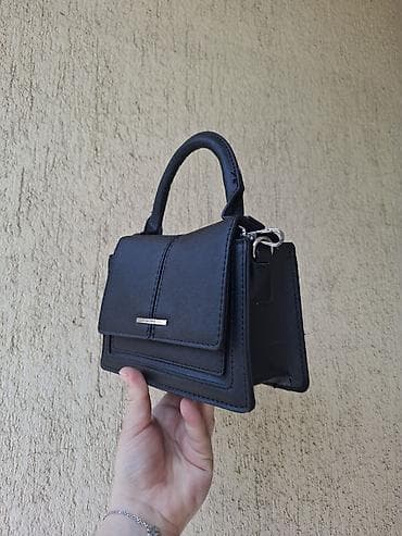 Elegantna crna mini torba sa ručkom - Model: kompaktna struktuisana na lalafo.rs Elegantna crna mini torba sa ručkom - Model: kompaktna struktuisana