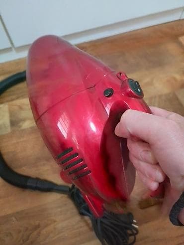 Ručni usisivač – crveni, sa crevom i nastavkom za uska mesta. - at lalafo.rs — 7 Ručni usisivač – crveni, sa crevom i nastavkom za uska mesta. - — 7