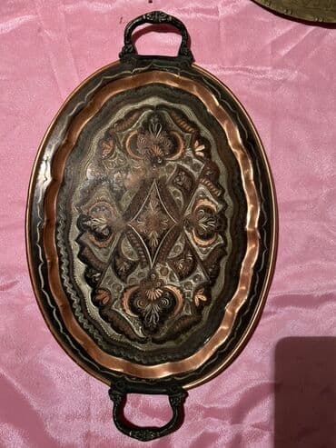 Ukrasne metalne poslužavne tacne (2 kom) - Materijal: metalni na lalafo.rs Ukrasne metalne poslužavne tacne (2 kom) - Materijal: metalni