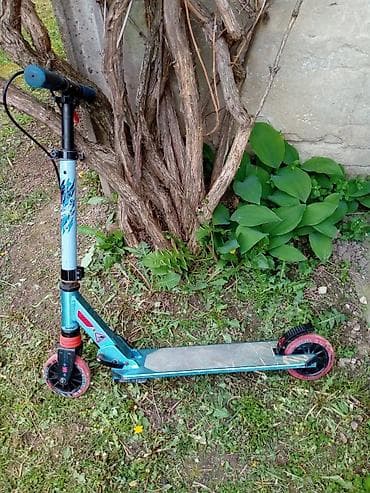 Trotinet sa rotirajucim tockovima u dobrom stanju.Trotinet ža na lalafo.rs Trotinet sa rotirajucim tockovima u dobrom stanju.Trotinet ža