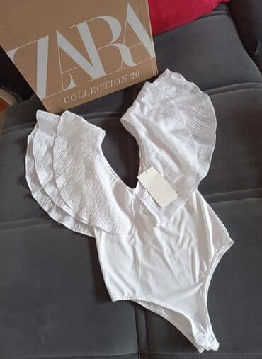 ZARA Collection 20 – beli bodi sa efektnim volanima - Model: ženski na lalafo.rs ZARA Collection 20 – beli bodi sa efektnim volanima - Model: ženski