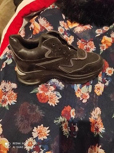 Crne sportske patike - Materijal: kombinacija kože/eko‑kože i na lalafo.rs Crne sportske patike - Materijal: kombinacija kože/eko‑kože i