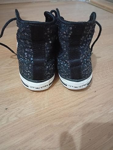 Crne visoke patike sa šljokicama Converse - Model: visoki “sneakers” na lalafo.rs — 4 Crne visoke patike sa šljokicama Converse - Model: visoki “sneakers” — 4