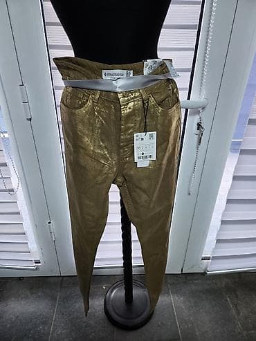 Stradivarius ženske pantalone sa metalik zlatnim finišem - Model na lalafo.rs Stradivarius ženske pantalone sa metalik zlatnim finišem - Model