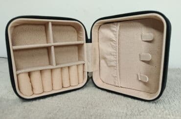 Nov organizator za nakit. Pregrade za minđuše, lančiće, prstenje na lalafo.rs Nov organizator za nakit. Pregrade za minđuše, lančiće, prstenje