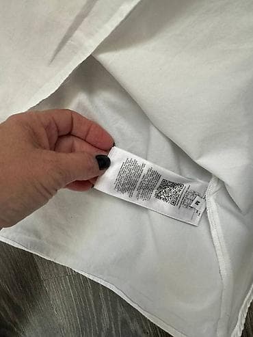 GUESS original top, M veličine. Ima dve neupadljive svetlo žute na lalafo.rs — 3 GUESS original top, M veličine. Ima dve neupadljive svetlo žute — 3