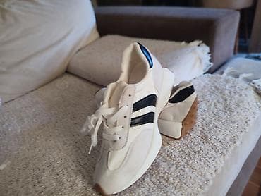 - Patike bele boje sa crnim bočnim prugama. Gornjište kombinacija na lalafo.rs — 1 - Patike bele boje sa crnim bočnim prugama. Gornjište kombinacija — 1