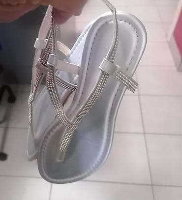 Ravne sandale u srebrnoj boji sa ukrasnim kaiševima. Kaiševi su na lalafo.rs — 3 Ravne sandale u srebrnoj boji sa ukrasnim kaiševima. Kaiševi su — 3