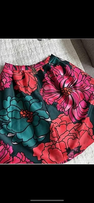 Ženska suknja A-kroja sa upečatljivim cvetnim printom. - Model na lalafo.rs — 2 Ženska suknja A-kroja sa upečatljivim cvetnim printom. - Model — 2