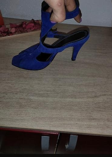 Kraljevsko plave sandale, obuvene par puta, bez oštećenja u odličnom na lalafo.rs — 2 Kraljevsko plave sandale, obuvene par puta, bez oštećenja u odličnom — 2