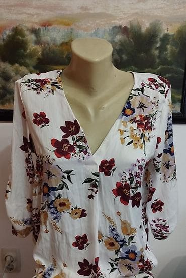 Stradivarijus cvetna bluzica L veličina Jako lep kroj, prijatna za na lalafo.rs — 3 Stradivarijus cvetna bluzica L veličina Jako lep kroj, prijatna za — 3