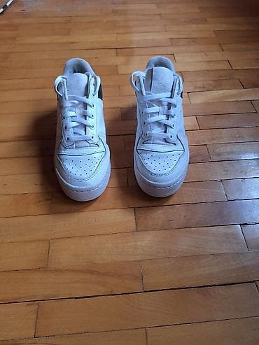 Adidas original patike broj 40 26 cm gaziste Malo korišćene Dobro na lalafo.rs Adidas original patike broj 40 26 cm gaziste Malo korišćene Dobro