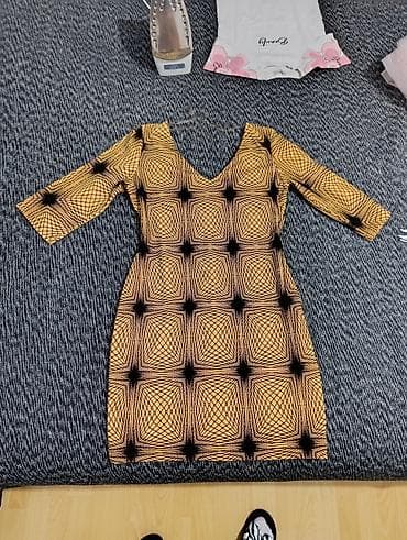 kom sa etiketom: Haljina POLE & POLE - Model: uska, midi dužina - Kroj: duboki V at lalafo.rs — 1 kom sa etiketom: Haljina POLE & POLE - Model: uska, midi dužina - Kroj: duboki V — 1