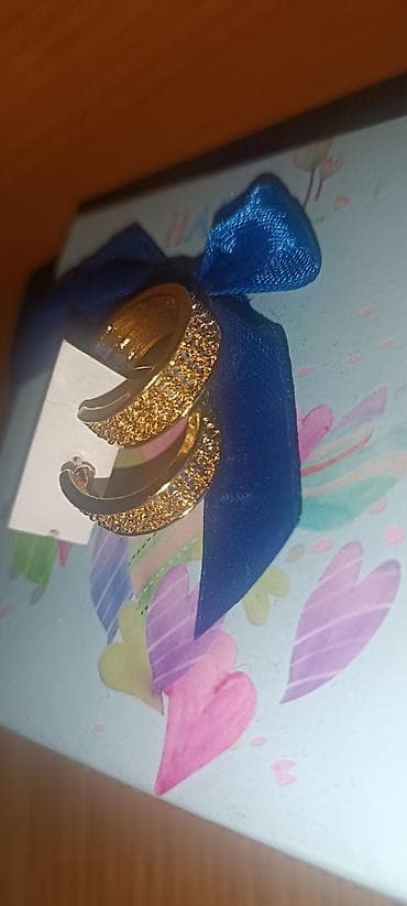 Accessories: Zlatne minđuše sa cirkonima u obliku polumeseca. Minđuše su ukrašene at lalafo.rs — 1 Accessories: Zlatne minđuše sa cirkonima u obliku polumeseca. Minđuše su ukrašene — 1